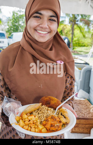 Miami Florida,Homestead,Redlands,fruit & Spice Park,Asian Culture Festival,festivals Fair,Bangladesh,musulman,femme femme femme nourriture,foulard,hijab,t Banque D'Images