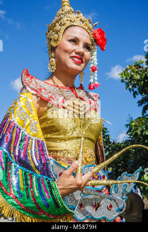 Miami Florida, Homestead, Redlands, fruit & Spice Park, Asian Culture Festival, festival des festivals, Manorah Thai Dancer, Thaïlande, art populaire, couronne dorée, embroider Banque D'Images