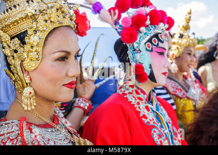 Miami Florida, Homestead Redlands, fruit & Spice Park Asian Culture Festival, Manorah Thai Dancer, couronne dorée broderie fingernongles costumes, femme fema Banque D'Images