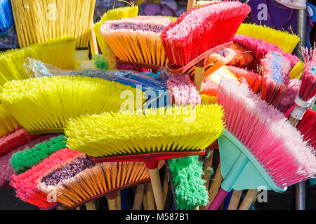 Miami Florida,Homestead,Highway route 1,One,Farmers Market,balais colorés,balais,soies,marché aux puces,shopping shopper shopping shopping magasins marchés Banque D'Images