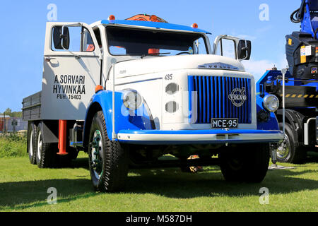 PORVOO, FINLANDE - le 28 juin 2014 : Volvo 495 vintage camion avec cabine classique sur l'affichage à la Riverside Réunion 2014 Chariot à Porvoo, Finlande. Banque D'Images