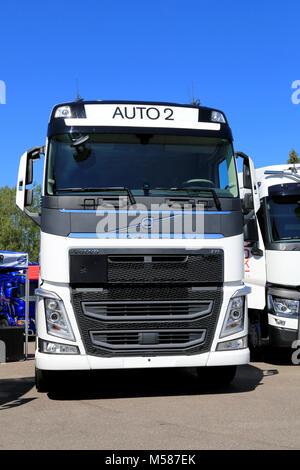 PORVOO, FINLANDE - le 28 juin 2014 : Volvo Trucks participe à la réunion 2014 Camion Riverside à Porvoo, Finlande avec leur nouvelle gamme FH camions. Banque D'Images