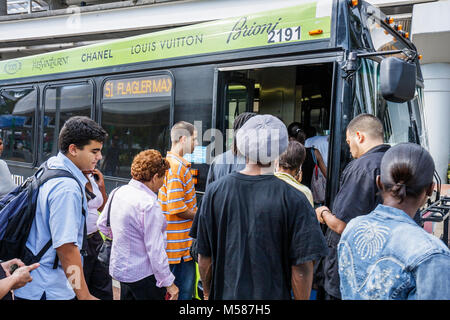 Miami Florida,Omni Station,Metrobus,Hispanic Latin Latino ethniquement immigrants minorités,Black Blacks Africains,adultes homme hommes hommes Banque D'Images