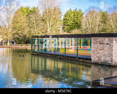 Le café au complexe du lac de plaisance, Corby, en Angleterre, sur une journée d'hiver ensoleillée. Banque D'Images