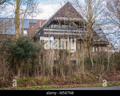 La chirurgie au bord d'un immeuble à côté du lac de plaisance complexe, Corby, Angleterre. Banque D'Images