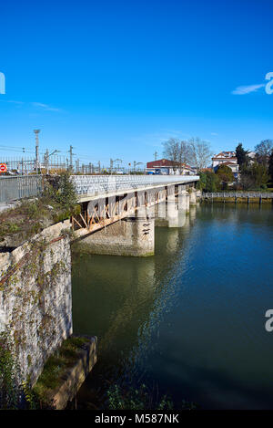 Hendaye, France - le 28 janvier 2018. Pont ferroviaire sur la rivière Bidassoa sur l'Espagne et la France, à la frontière de la connexion d'Iparralde Avenue et l'Avenue d'Irun Banque D'Images