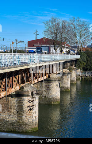 Hendaye, France - le 28 janvier 2018. Pont ferroviaire sur la rivière Bidassoa sur l'Espagne et la France, à la frontière de la connexion d'Iparralde Avenue et l'Avenue d'Irun Banque D'Images