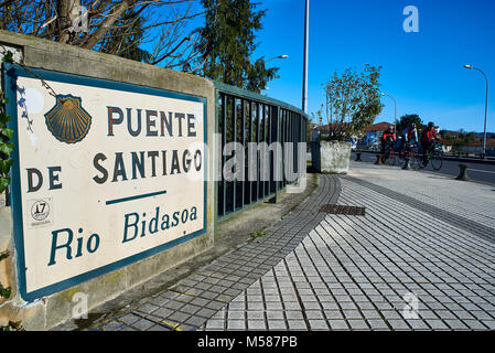 Hendaye, France - le 28 janvier 2018. Puente de Santiago pont sur la Bidassoa reliant l'Espagne et la France frontière. Hendaye. Banque D'Images