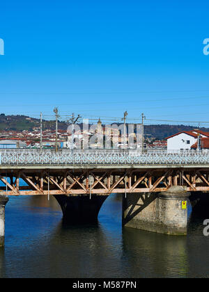 Hendaye, France - le 28 janvier 2018. Pont ferroviaire sur la rivière Bidassoa sur l'Espagne et la France, à la frontière de la connexion d'Iparralde Avenue et l'Avenue d'Irun Banque D'Images