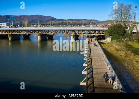 Hendaye, France - le 28 janvier 2018. Pont ferroviaire sur la rivière Bidassoa sur l'Espagne et la France, à la frontière de la connexion d'Iparralde Avenue et l'Avenue d'Irun Banque D'Images