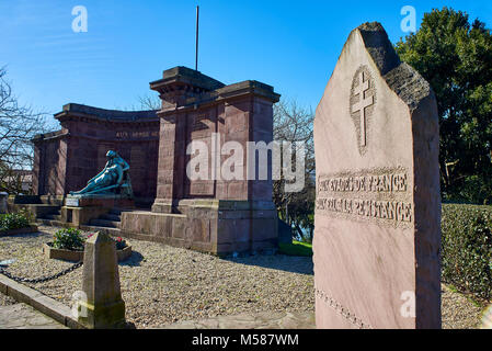 Hendaye, France - le 28 janvier 2018. Pierre tombale croix de Lorraine en l'honneur des évadés de France et à la résistance avec monument mémorial dedica Banque D'Images