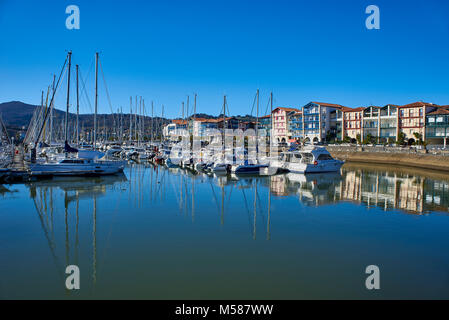 Hendaye, France - le 28 janvier 2018. Yachts amarrés au port de plaisance, le port de loisirs d'Hendaye, Aquitaine, Pyrénées Atlantiques, France. Banque D'Images