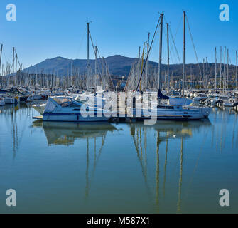 Hendaye, France - le 28 janvier 2018. Yachts amarrés au port de plaisance, le port de loisirs d'Hendaye, Aquitaine, Pyrénées Atlantiques, France. Banque D'Images