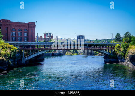 Le superbe parc Riverfront dans Spokane Washington montre les eaux scintillantes de la Spokane River. Banque D'Images