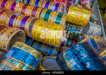 Bracelet bracelets indiens colorés empilés en tas sur l'affichage à une boutique dans Little India à Singapour. Concept urbain coloré Banque D'Images