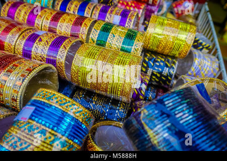 Bracelet bracelets indiens colorés empilés en tas sur l'affichage à une boutique dans Little India à Singapour. Concept urbain coloré Banque D'Images