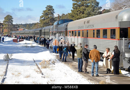 Arrivée du train du centenaire de l'Arizona à Grand Canyon . 14 février, 2012. Grand Canyon Railway (GCR) exploité le train du centenaire de l'Arizona en faisant un aller-retour spécial exécuter à Grand Canyon National Park en utilisant RME ?s # 4960 locomotive à vapeur. Cette locomotive historique a été converti pour utiliser de l'huile végétale recyclée pour le carburant, et remis la pluie et la fonte sont utilisés dans la chaudière pour la vapeur. Les passagers du train du centenaire rode coach classe en 1923 historique entièrement rénové de style Harriman véhicules ferroviaires pour seulement 7,50 $ aller-retour, ce qu'il en a coûté environ en 1912. Les filles et les Winslow Harvey B Banque D'Images
