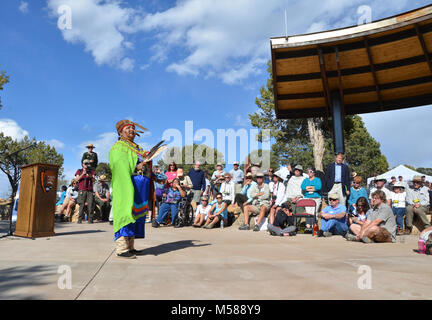 Bright Angel Trailhead dévouement peut , . Diana Sue Uqualla, représentant le peuple Havasupai offre un accueil traditionnel et permet de consacrer le sentier Bright Angel rénové au cours de l'engagement et la coupe du ruban le 18 mai 2013. NPS Banque D'Images