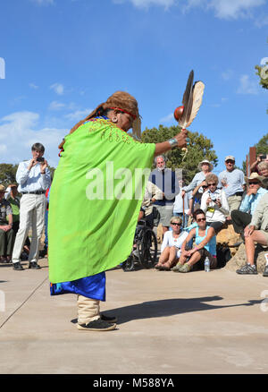 Bright Angel Trailhead dévouement peut , . Diana Sue Uqualla, représentant le peuple Havasupai offre un accueil traditionnel et permet de consacrer le sentier Bright Angel rénové au cours de l'engagement et la coupe du ruban le 18 mai 2013. NPS Banque D'Images