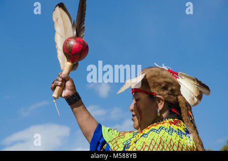 Bright Angel Trailhead dévouement peut , . Diana Sue Uqualla, représentant le peuple Havasupai offre un accueil traditionnel et permet de consacrer le sentier Bright Angel rénové au cours de l'engagement et la coupe du ruban le 18 mai 2013. NPS Banque D'Images