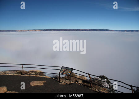 Grand Canyon Hopi Point d'inversion. Un total rare inversion a été vu aujourd'hui par les visiteurs au Parc National du Grand Canyon. Cette vue est de Shoshone Point sur la rive sud. Les inversions de nuages sont formés par l'interaction des masses d'air chaud et froid. 1er décembre 2013. Banque D'Images