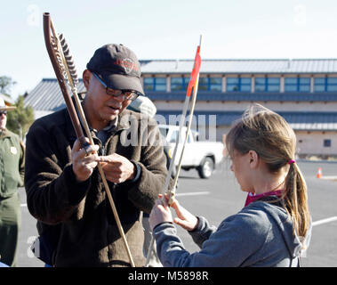 Grand Canyon Journée Archéologie Atlatl Leçon de sécurité . Jason Nez, technicien de fouilles archéologiques, montre la façon de lancer une atlatl lors du Grand Canyon National Park Journée de l'archéologie. Grâce à des activités pratiques, pour les enfants en savoir plus sur les gens qui vivaient ici il y a longtemps. NPS Banque D'Images