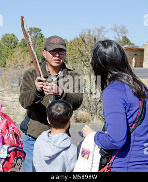 Grand Canyon Journée Archéologie Atlatl pierres . Jason Nez, technicien de fouilles archéologiques, montre la bonne façon de lancer un atlatl lors du Grand Canyon National Park Journée de l'archéologie. Grâce à des activités pratiques, pour les enfants en savoir plus sur les gens qui vivaient ici il y a longtemps. NPS Banque D'Images