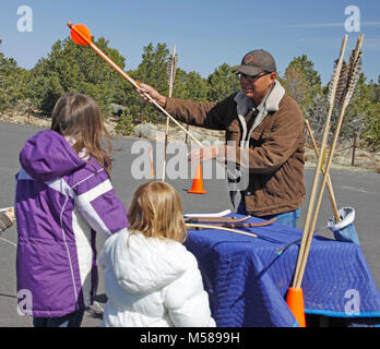 Archéologie Grand Canyon Journée d'apprentissage Atlatl . Jason Nez, technicien de fouilles archéologiques, montre la façon de lancer une Grand Canyon atlatl durant la journée de l'archéologie. Grâce à des activités pratiques, les enfants peuvent apprendre comment les gens vivaient ici il y a longtemps. NPS Banque D'Images