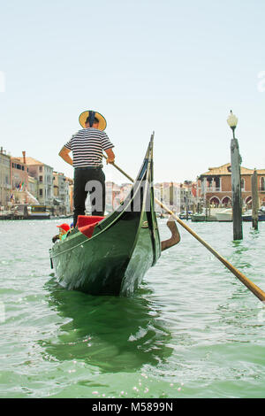 Le chant d'un conducteur en gondole sur le superbe sifflement Canal Grande à Venise, Italie, Europe, à proximité du pont du Rialto Banque D'Images