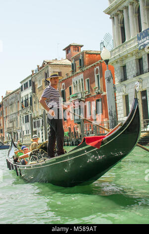 Le chant d'un conducteur en gondole sur le superbe sifflement Canal Grande à Venise, Italie, Europe, à proximité du pont du Rialto Banque D'Images