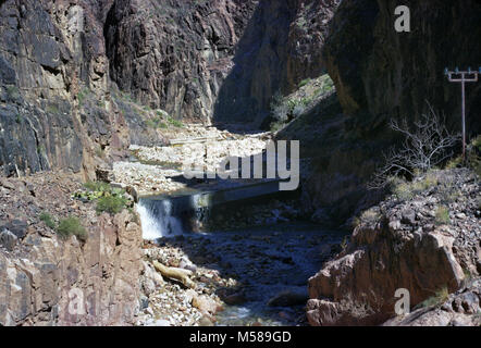 Grand Canyon Inondation de Bright Angel Canyon . Voir d'endommagé et partiellement submergées North Kaibab Trail Bridge, résultant de l'inondation de 1966. NPS Banque D'Images