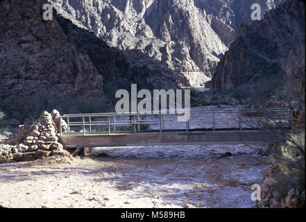 Grand Canyon Inondation de Bright Angel Creek . Trail pont (construit en 1937) qui a effectué près de flottaison Trans-canyon le Phantom Ranch rock house a survécu à l'inondation de 1966 avec peu de dommages. Bright Angel Creek clignote dans cette photo. Banque D'Images