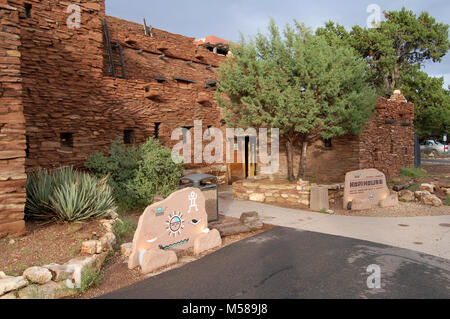 Maison Hopi du Grand Canyon . Le Parc National du Grand Canyon's House Hopi (1905) est un grand bâtiment de plusieurs étages en maçonnerie de pierre, façonné et construit comme un pueblo Hopi. Initialement conçu pour accueillir les principales salles de vente pour Fred Harvey Indian Arts, Coulter a conçu le bâtiment, situé directement en face de El Tovar Hotel, à ressembler à un logement Hopi, après celles à Oraibi, Arizona. Au départ, était une véritable maison Hopi : certains des Hopis qui travaillaient dans le bâtiment a vécu dans les étages supérieurs. Historique La Maison Hopi, situé à droite sur le bord du Grand Canyon, a été doté d' Ame autochtone authentique Banque D'Images