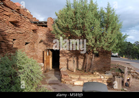 Maison Hopi du Grand Canyon . Le Parc National du Grand Canyon's House Hopi (1905) est un grand bâtiment de plusieurs étages en maçonnerie de pierre, façonné et construit comme un pueblo Hopi. Initialement conçu pour accueillir les principales salles de vente pour Fred Harvey Indian Arts, Coulter a conçu le bâtiment, situé directement en face de El Tovar Hotel, à ressembler à un logement Hopi, après celles à Oraibi, Arizona. Au départ, était une véritable maison Hopi : certains des Hopis qui travaillaient dans le bâtiment a vécu dans les étages supérieurs. Historique La Maison Hopi, situé à droite sur le bord du Grand Canyon, a été doté d' Ame autochtone authentique Banque D'Images