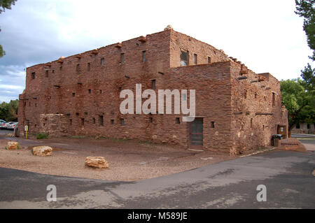 Maison Hopi du Grand Canyon . Le Parc National du Grand Canyon's House Hopi (1905) est un grand bâtiment de plusieurs étages en maçonnerie de pierre, façonné et construit comme un pueblo Hopi. Initialement conçu pour accueillir les principales salles de vente pour Fred Harvey Indian Arts, Coulter a conçu le bâtiment, situé directement en face de El Tovar Hotel, à ressembler à un logement Hopi, après celles à Oraibi, Arizona. Au départ, était une véritable maison Hopi : certains des Hopis qui travaillaient dans le bâtiment a vécu dans les étages supérieurs. Historique La Maison Hopi, situé à droite sur le bord du Grand Canyon, a été doté d' Ame autochtone authentique Banque D'Images