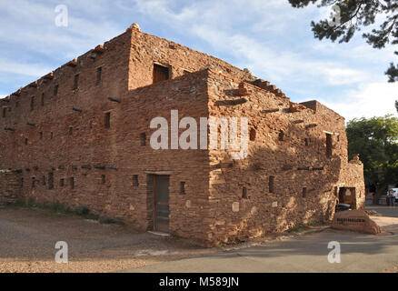 Maison Hopi du Grand Canyon . Le Parc National du Grand Canyon's House Hopi (1905) est un grand bâtiment de plusieurs étages en maçonnerie de pierre, façonné et construit comme un pueblo Hopi. Initialement conçu pour accueillir les principales salles de vente pour Fred Harvey Indian Arts, Coulter a conçu le bâtiment, situé directement en face de El Tovar Hotel, à ressembler à un logement Hopi, après celles à Oraibi, Arizona. Au départ, était une véritable maison Hopi : certains des Hopis qui travaillaient dans le bâtiment a vécu dans les étages supérieurs. Historique La Maison Hopi, situé à droite sur le bord du Grand Canyon, a été doté d' Ame autochtone authentique Banque D'Images