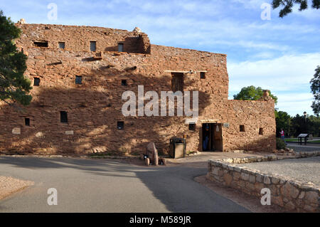 Maison Hopi du Grand Canyon . Le Parc National du Grand Canyon's House Hopi (1905) est un grand bâtiment de plusieurs étages en maçonnerie de pierre, façonné et construit comme un pueblo Hopi. Initialement conçu pour accueillir les principales salles de vente pour Fred Harvey Indian Arts, Coulter a conçu le bâtiment, situé directement en face de El Tovar Hotel, à ressembler à un logement Hopi, après celles à Oraibi, Arizona. Au départ, était une véritable maison Hopi : certains des Hopis qui travaillaient dans le bâtiment a vécu dans les étages supérieurs. Historique La Maison Hopi, situé à droite sur le bord du Grand Canyon, a été doté d' Ame autochtone authentique Banque D'Images