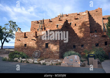 Maison Hopi du Grand Canyon . Le Parc National du Grand Canyon's House Hopi (1905) est un grand bâtiment de plusieurs étages en maçonnerie de pierre, façonné et construit comme un pueblo Hopi. Initialement conçu pour accueillir les principales salles de vente pour Fred Harvey Indian Arts, Coulter a conçu le bâtiment, situé directement en face de El Tovar Hotel, à ressembler à un logement Hopi, après celles à Oraibi, Arizona. Au départ, était une véritable maison Hopi : certains des Hopis qui travaillaient dans le bâtiment a vécu dans les étages supérieurs. Historique La Maison Hopi, situé à droite sur le bord du Grand Canyon, a été doté d' Ame autochtone authentique Banque D'Images