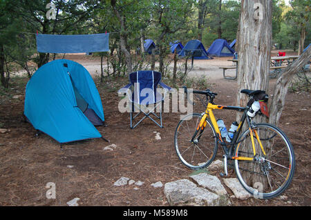 Grand Canyon Mather Campground vélo en place . La location/sac à dos de camping à Mather Campground (S. Rim) et à la rive nord, Camping sites sont partagés. Location/sac à dos de camping sont de 6,00 $ par personne, par nuit. Pas de voitures admis ! NPS Banque D'Images