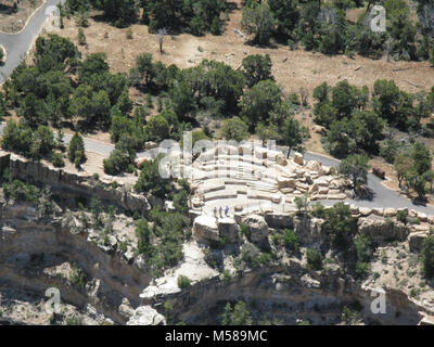 Mather Point Grand Canyon Amphitheatre . Achevé en juin 2010, l'Amphithéâtre Mather Point permet aux visiteurs du parc pour voir le Canyon de vistas célèbre un bel emplacement, tout en étant assis sur la pierre calcaire. Le réglage de l'amphithéâtre, à proximité de la jante peut accueillir environ 50 - 80 personnes offrant de l'espace pour ranger parle ou l'affichage du Canyon et le lever du soleil dans un endroit paisible. 2010 Le Mather Point et Grand Canyon Visitor Center créé beaucoup d'améliorations nécessaires au stationnement le Grand Canyon Visitor Center, un véhicule-gratuitement l'expérience du visiteur à Mather Point, un nouveau côté amphithea-rim Banque D'Images