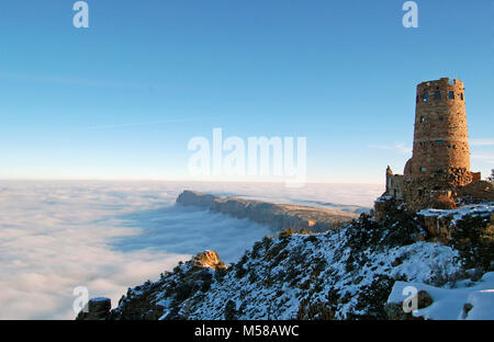 Le Parc National du Grand Canyon à partir de l'Inversion Cloud Desert View Novembre. Une inversion totale rare a été vu le 29 novembre 2013 par les visiteurs au Parc National du Grand Canyon. Cette vue est de la Desert View Watchtower près de Desert View Point sur la rive sud. Les inversions de nuages sont formés par l'interaction des masses d'air chaud et froid. NPS Banque D'Images