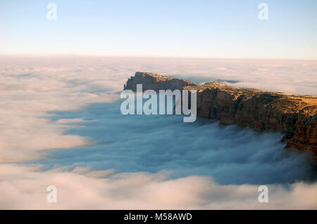 Le Parc National du Grand Canyon à partir de l'Inversion Cloud Desert View Novembre. Une inversion totale rare a été vu le 29 novembre 2013 par les visiteurs au Parc National du Grand Canyon. Cette vue est de Desert View Point, la zone la plus à l'est développé sur le bord sud. La vue est de la palissade du désert, avec point de Comanche dans la distance. L'altitude du point Comanche est 7073 ft. (2156 m.) Cloud les inversions sont formés par l'interaction de chaud et les masses d'air froid. NPS Banque D'Images