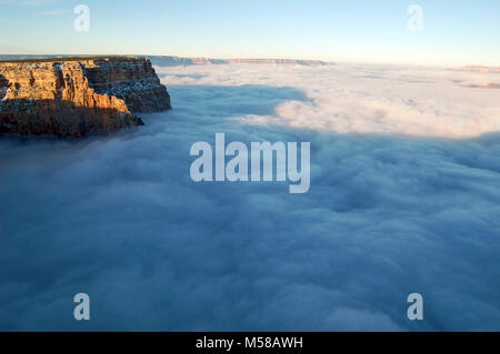 Le Parc National du Grand Canyon à partir de l'Inversion Cloud Desert View Novembre. Une inversion totale rare a été vu le 29 novembre 2013 par les visiteurs au Parc National du Grand Canyon. Cette vue est à l'ouest de Desert View Point, la zone la plus à l'est développé sur le bord sud. Les inversions de nuages sont formés par l'interaction des masses d'air chaud et froid. NPS Banque D'Images