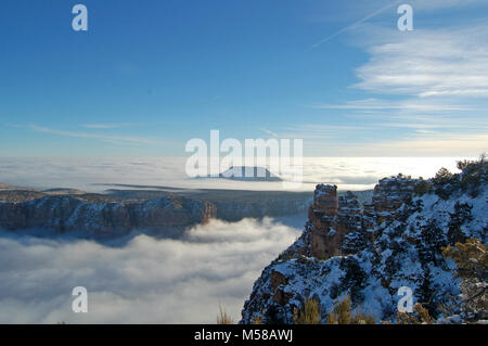 Le Parc National du Grand Canyon à partir de l'Inversion Cloud Desert View Novembre. Une inversion totale rare a été vu le 29 novembre 2013 par les visiteurs au Parc National du Grand Canyon. Cette vue est de Desert View Point, à l'est à Cedar Mountain. Desert View est la zone la plus à l'est développé sur le bord sud. Les inversions de nuages sont formés par l'interaction des masses d'air chaud et froid. NPS Banque D'Images