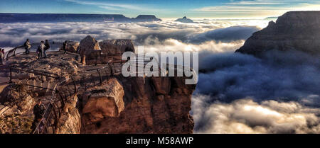 Le Parc National du Grand Canyon , novembre Inversion Cloud . Un total rare inversion a été vu aujourd'hui par les visiteurs au Parc National du Grand Canyon. Cette vue est de Mather Point sur le bord sud. Les inversions de nuages sont formés par l'interaction des masses d'air chaud et froid. NPS Banque D'Images