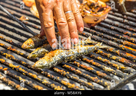 Préparer de délicieuses sardines grillées - traditionnelle portugaise, Porto, Portugal Banque D'Images