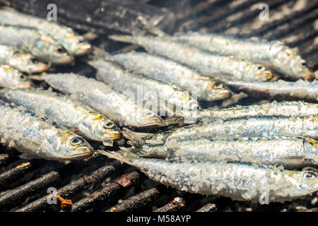 Préparer de délicieuses sardines grillées - traditionnelle portugaise, Porto, Portugal Banque D'Images