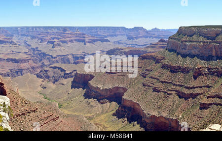 Le Parc National du Grand Canyon Rd Ermite Deuxième Trail View . (6000 x 3556) Vue vers le nord-est de la deuxième vue du sentier le long de l'Ermite Road (West Rim Drive) sur la rive sud du Grand Canyon National Park. Ermite Road est une route panoramique le long du côté ouest du village du Grand Canyon sur la rive sud qui suit le rebord pour les 7 miles (11 km) jusqu'à Hermits Rest. Ce parcours est accessible par bus navette gratuit Park, à pied, à vélo, ou circuit organisé en autocar la plupart de l'année, avec des véhicules autorisés seulement pendant les mois d'hiver. Le long de la rim sont 9 points où la f Banque D'Images