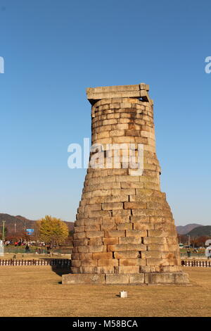 Gyeongju, Corée du Sud - 12 novembre 2017 : vue sur le Cheomseongdae pendant le coucher du soleil et c'est le plus ancien observatoire astronomique en Asie de l'Est Banque D'Images