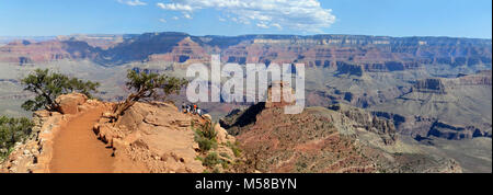 Grand Canyon National Park Ranger Randonnée guidée à Cedar Ridge. Windy Ridge offre une vue incroyable. Un pas dans le panorama sur un ranger randonnée guidée au sud de Cedar Ridge Sentier Kaibab. Offert tous les jours pendant l'été. La randonnée part tôt chaque matin sur le bord sud. Vérifier au centre d'accueil pour l'heure exacte. Découvrez la beauté du canyon pendant la descente de 1 120 pieds (340 m) sur une piste non goudronnée. Cette dure 3 milles (5 km), Randonnée aller-retour n'est pas recommandé pour les personnes ayant des problèmes cardiaques ou respiratoires ou de la difficulté à marcher. Mettre 1 à 2 quarts (litres) d'eau, crème solaire, chapeau, SNA Banque D'Images